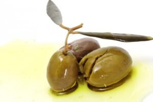 grüne geschlagene Oliven